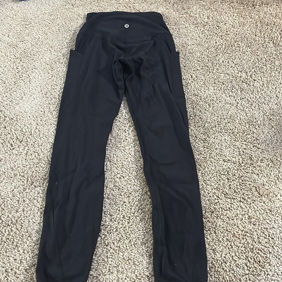 Lululemon aligns with pockets - Picture 2 of 2